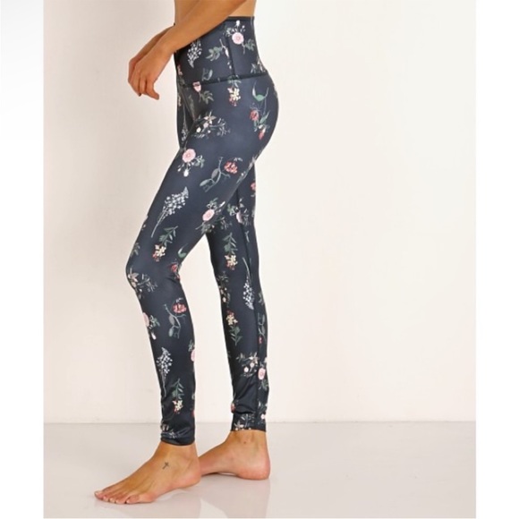 NWOT BEYOND YOGA beautiful printed leggings - Picture 4 of 10